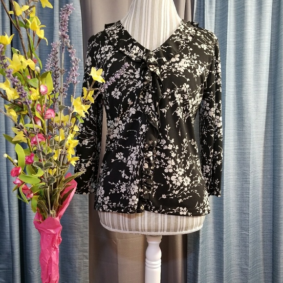 Van Heusen Tops - 🌻🌺🌻VAN HEUSEN FLORAL RUFFLE BLOUSE!!
